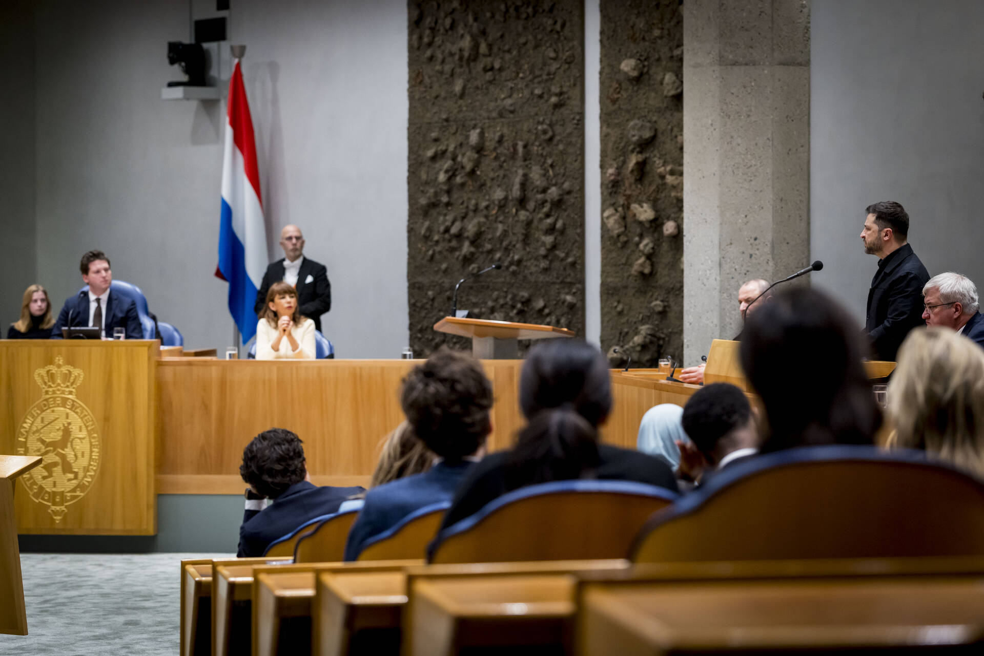 De Kamervoorzitters luisteren geboeid toe