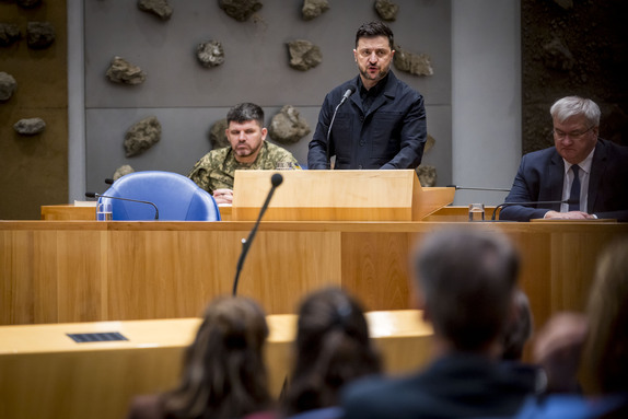 Zelensky in de plenaire zaal van de Tweede Kamer