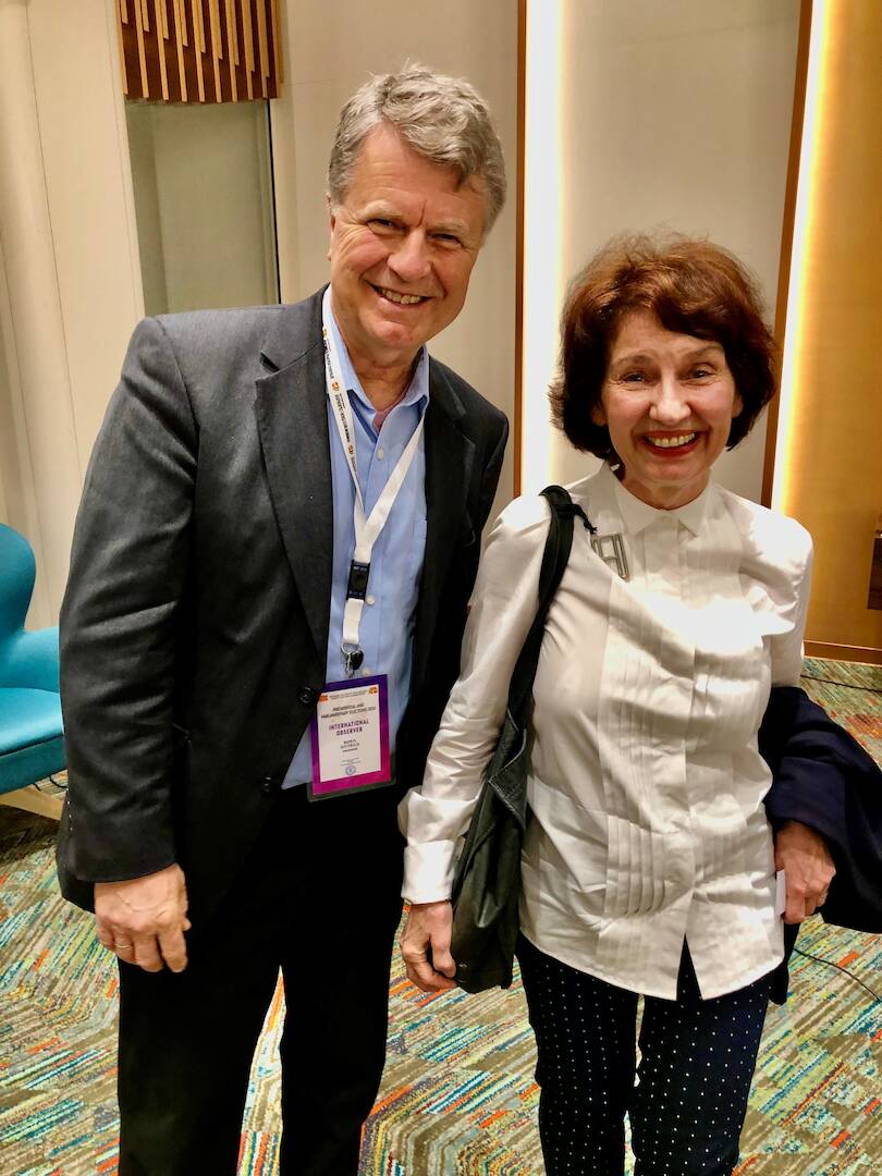 Senator Dittrich met Gordana Siljanovska-Davkova die gekozen is als president van Noord-Macedonië 