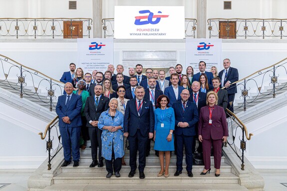 Groepsfoto van de deelnemende parlementariërs 