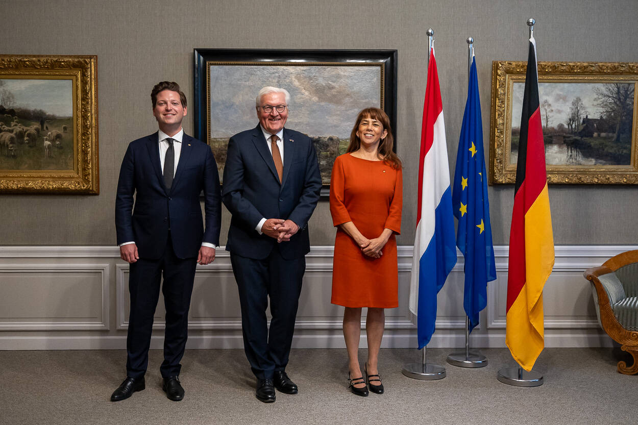 Voorzitters poseren met de president voor de vlaggen