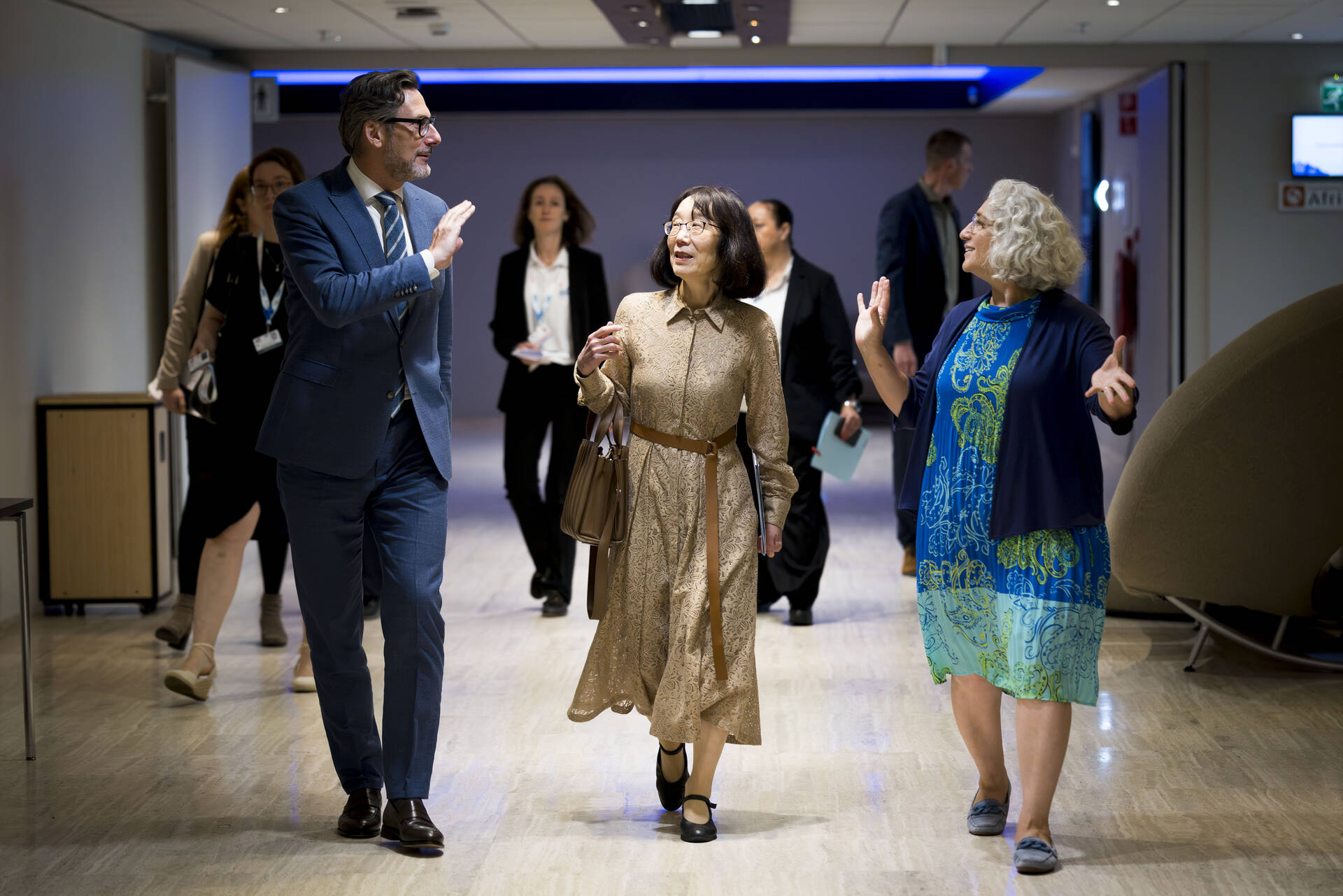 Delegatieleider Farah Karimi ontvangt Tomoko Akane en Boštjan Škrlec
